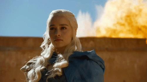 Daenerys in the flames Daenerys e sullo sfondo le fiamme