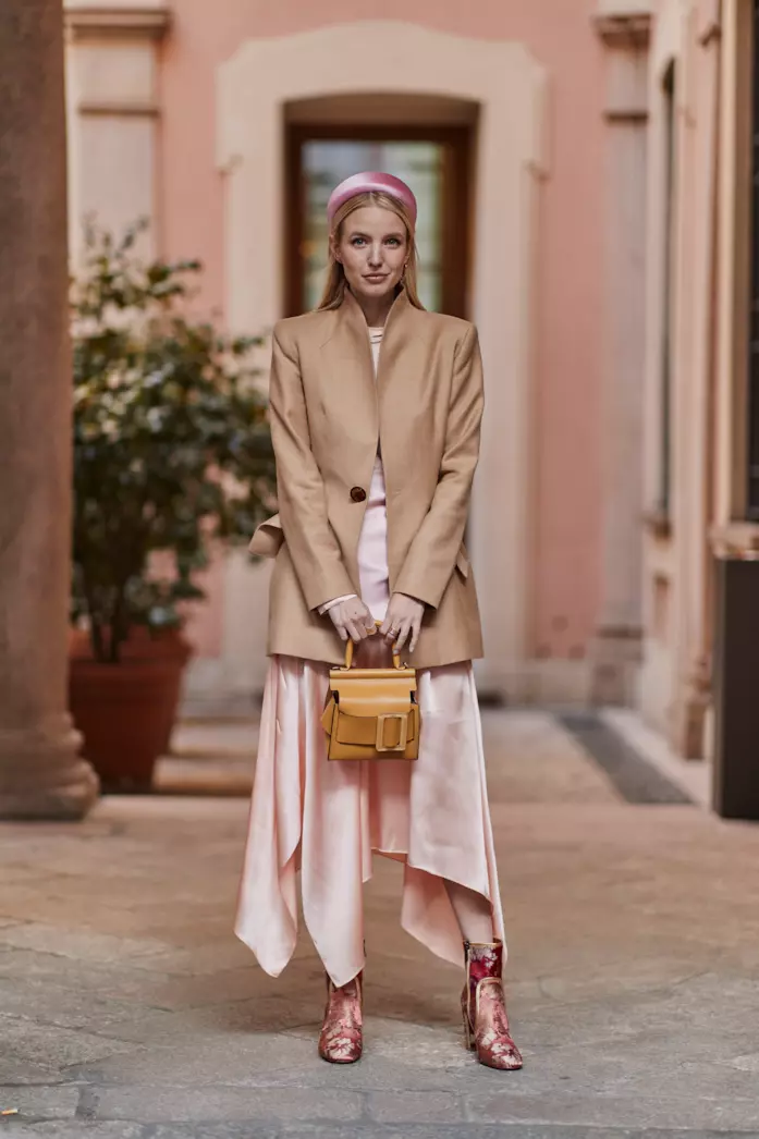 Vestito rosa con giacca marrone Vestito rosa con giacca marrone a un bottone
