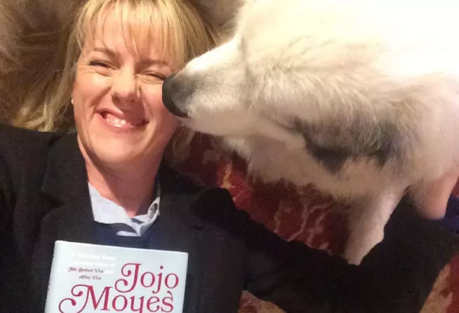 Jojo Moyes ed il suo cane Nanook L'autrice inglese Jojo Moyes ed il cane Nanook