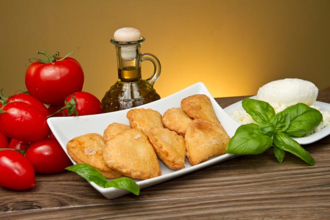 Ricetta panzerotti ripieni di mozzarella, pomodorini e zucchine Panzerotti con mozzarella, pomodorini e zucchine