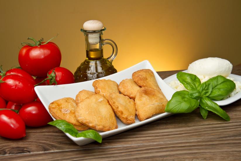 Ricetta panzerotti ripieni di mozzarella, pomodorini e zucchine Panzerotti con mozzarella, pomodorini e zucchine