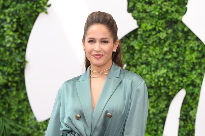 Nuovo look estivo per Jaina Lee Ortiz di Station 19 Jaina Lee Ortiz sorridente sul carpet