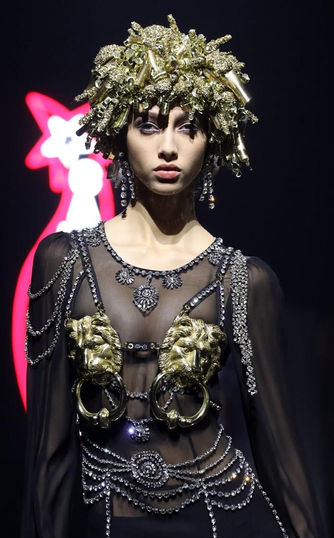 Pre Collezione Moschino donna autunno inverno 2019 2020 Modella che indossa la Pre Collezione Moschino donna autunno inverno 2019 2020