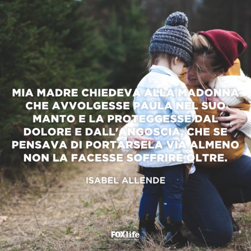 Frase sulla mamma Donna abbraccia la figlia