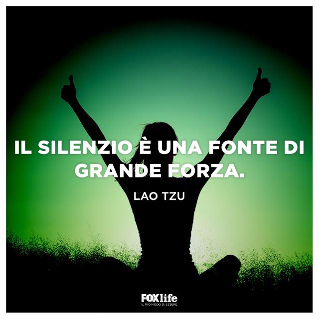 Frase Lao Ragazza seduta con le braccia alzate