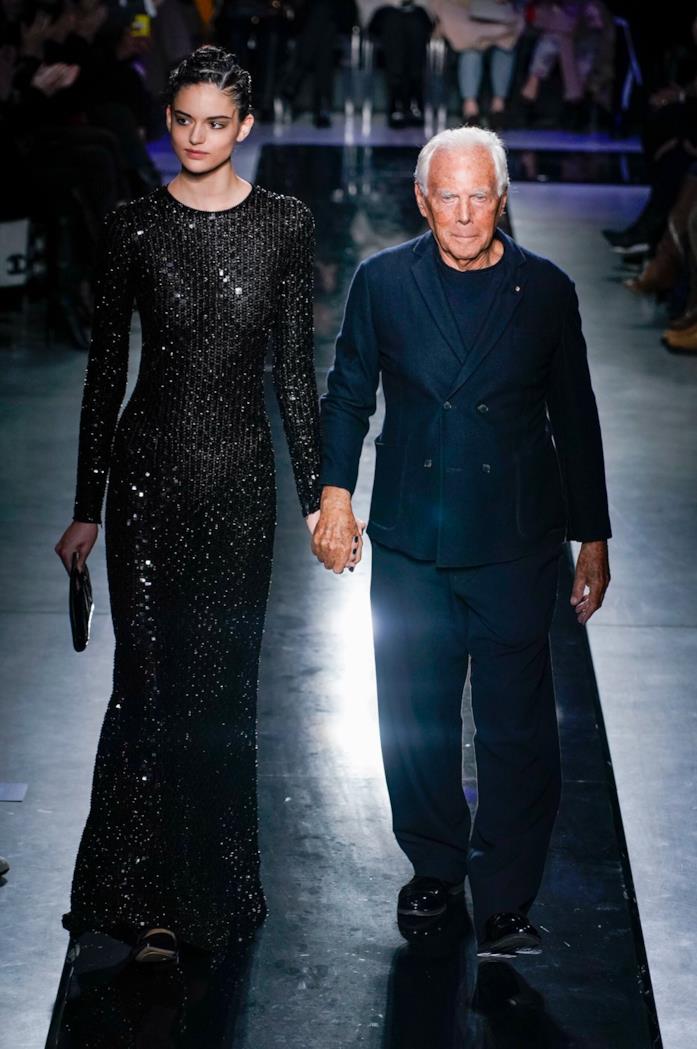 Sfilata Giorgio Armani Sfilata Giorgio Armani, lo stilista in passerella
