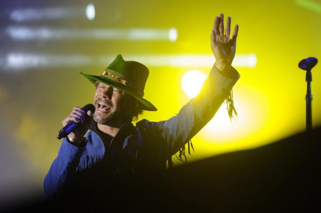 Jamiroquai fermi per operazione alla schiena di Jay Kay Jay Kay dei Jamiroquai durante un festival musicale