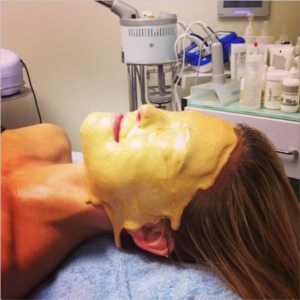 Tutte le stranezze beauty delle star La maschera di bellezza all'oro di Bar Refaeli