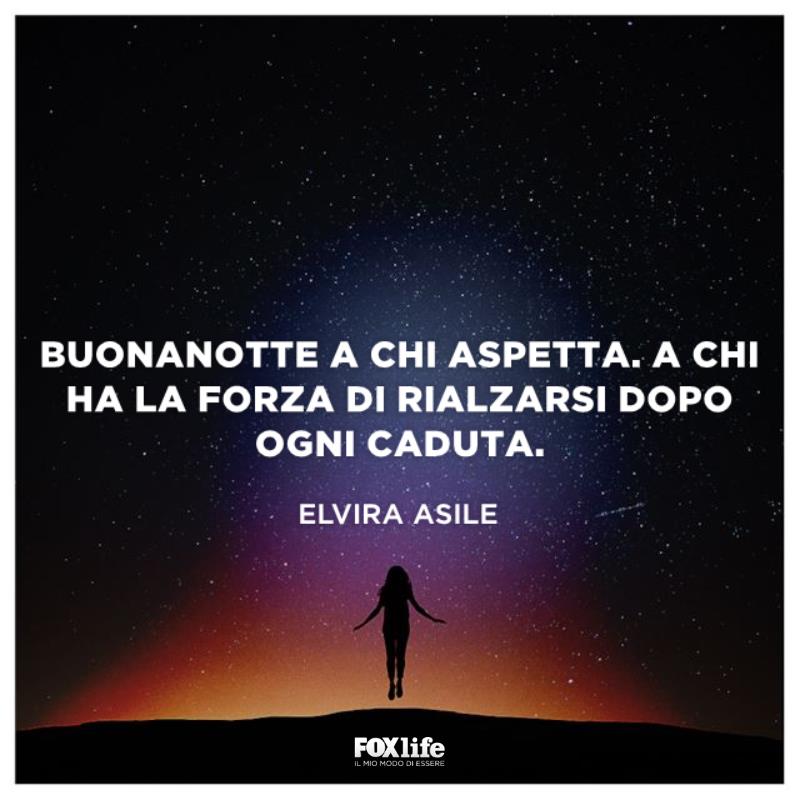 Citazione Asile Ragazza salta su una collina di notte