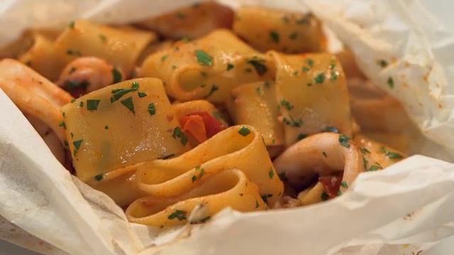Calamarata: la ricetta originale Primo piano della calamarata
