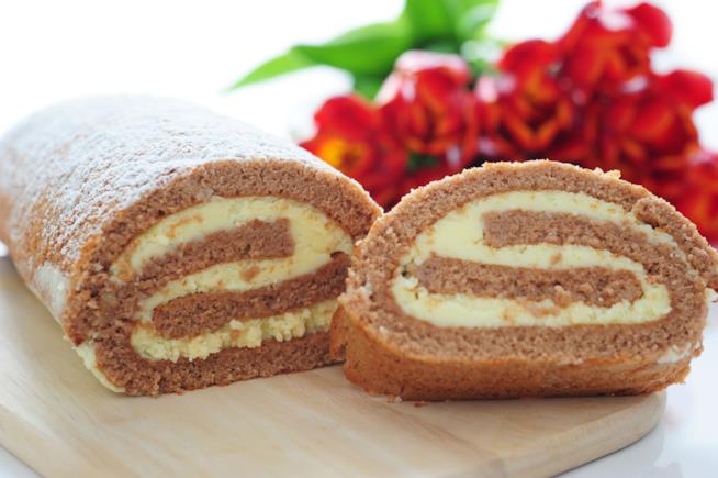 Rotolo di Pan di Spagna al cacao con farcitura di panna e crema al burro Rotolo di Pan di Spagna al cacao