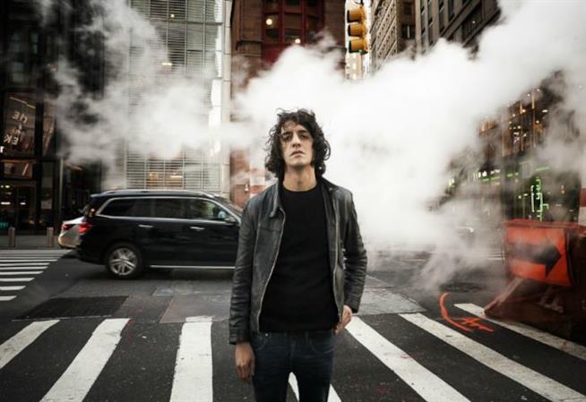 Quello che siamo diventati di Motta Motta sulle strisce pedonali, davanti a un'auto e al del fumo