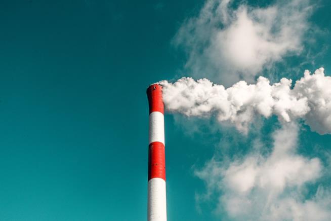 Una ciminiera emette fumo Il fumo emesso da una ciminiera