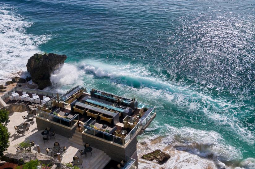 10 bar più particolari mondo: Rock Bar, Bali 10 bar più particolari mondo: Rock Bar, Bali, Indonesia