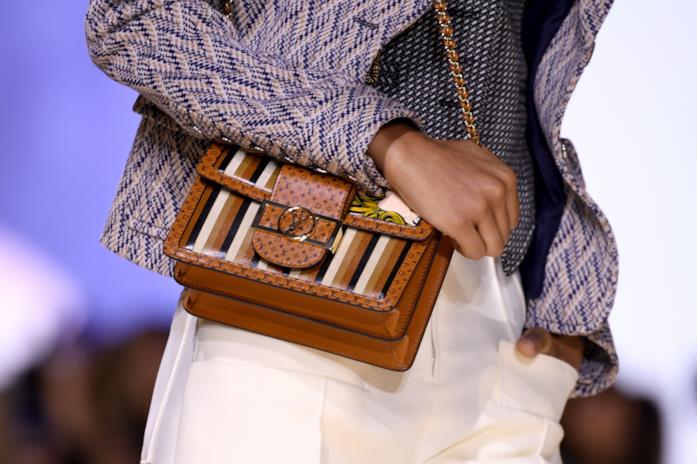 Le novità Primavera/Estate 2020 di Louis Vuitton a Parigi Borsa piccola a tracolla con logo Louis Vuitton