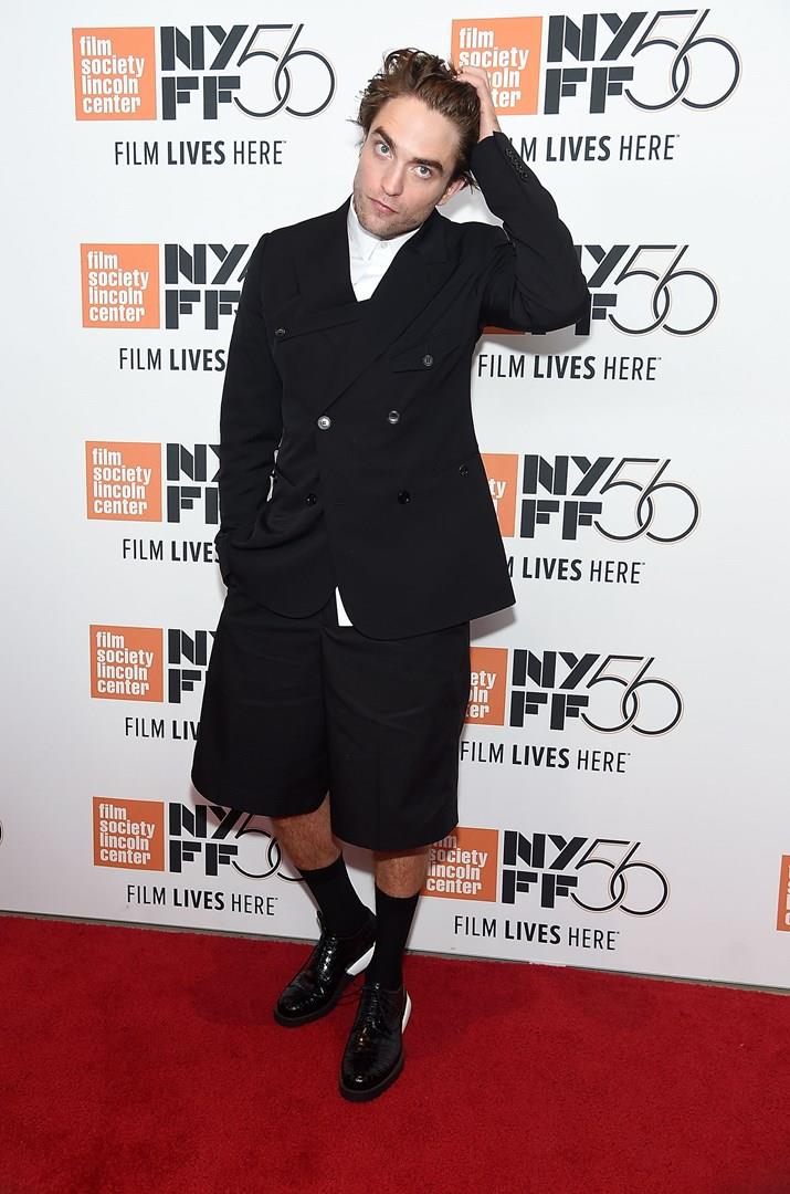 Robert Pattinson sfila in pantaloncini sul red carpet Robert Pattinson sul red carpet