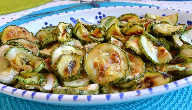 Zucchine in carpione: la ricetta con la marinatura di aceto, olio e cipolla Zucchine in carpione