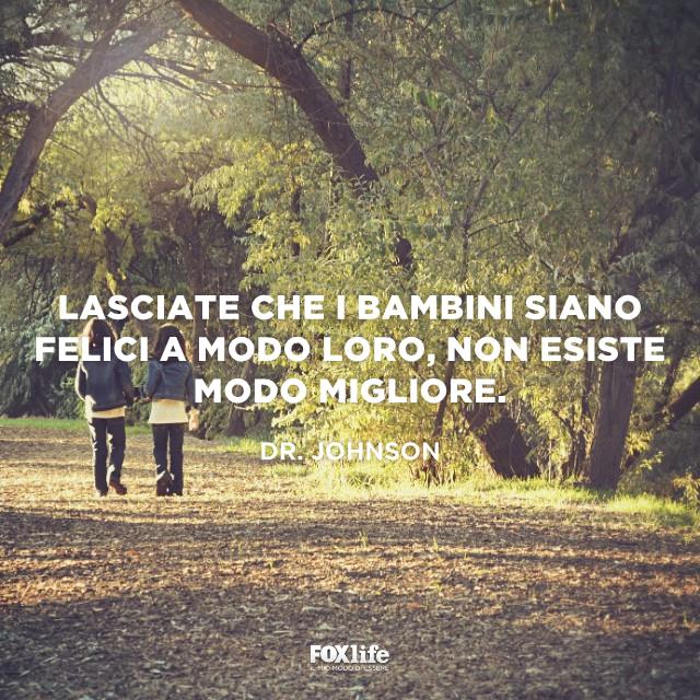 Frase sui bambini felici Due bambine camminano nel bosco