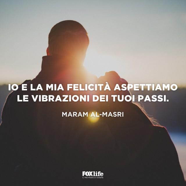 Frase Maram Coppia abbracciata osserva un panorama naturalistico