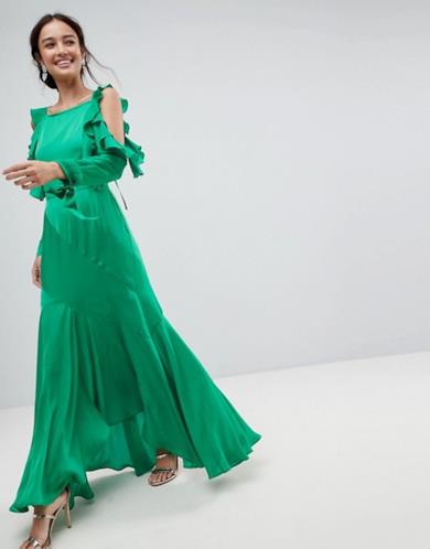 Vestito lungo con spalle scoperte e maniche con volant