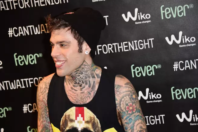 Fedez si fa cancellare i tatuaggi per una campagna pubblicitaria Fedez