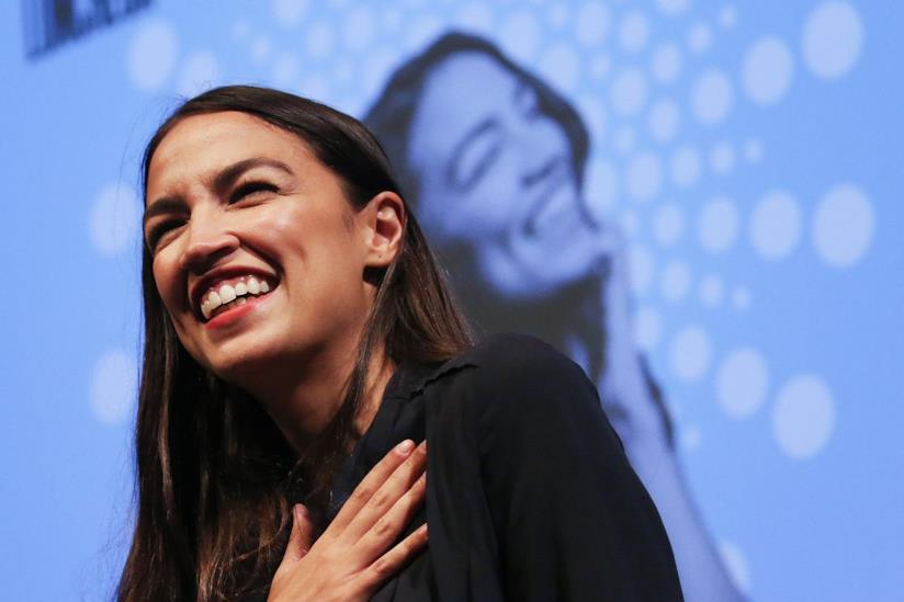 Alexandria Ocasio-Cortez sorride in un primo piano Una bella immagine di Alexandria Ocasio-Cortez