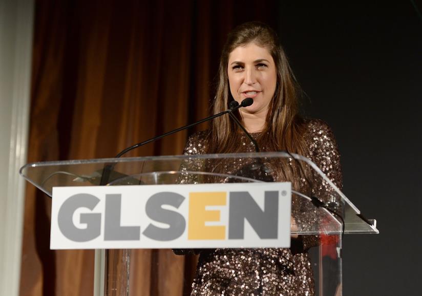 Mayim Bialik tacciata di Victim Blaming dopo i commenti al caso Weinstein Primo piano di Mayim Bialik