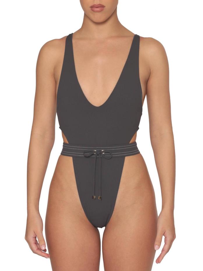 Bella Hadid: il suo costume preferito è sgambatissimo Costume intero sgambato Heart of Sun grigio