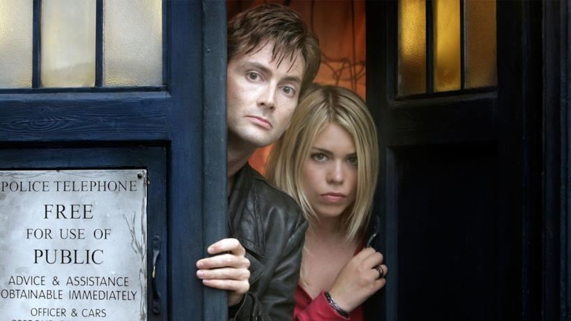 David Tennant e Billie Piper nel Tardis David Tennant e Billie Piper si affacciano dalle porte del Tardis