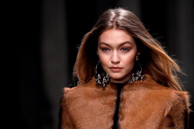 Primo piano di Gigi Hadid Gigi Hadid in passerella