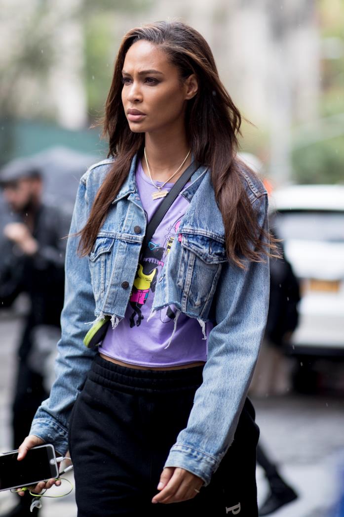 Giacca di jeans Streetstyle di una modella, giacca di jeans corta