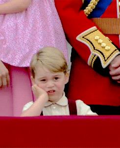 Il Principe George festeggia i suoi primi 4 anni La faccina scocciata del Principe George