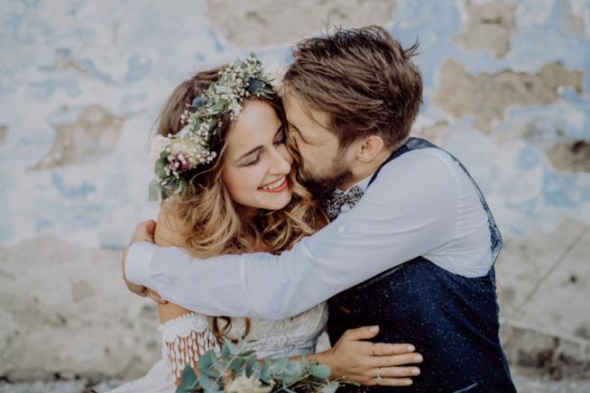 Le cause più comuni del divorzio Uno sposo abbraccia la moglie con affetto