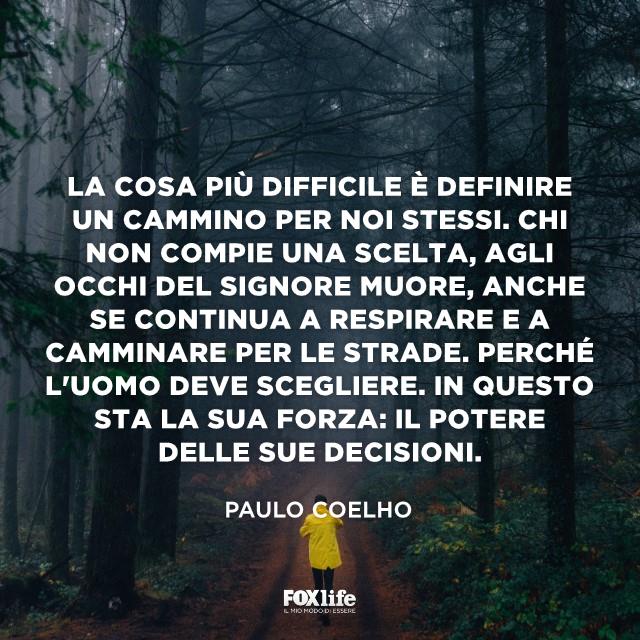 Definire il proprio cammino Persona cammina in un bosco