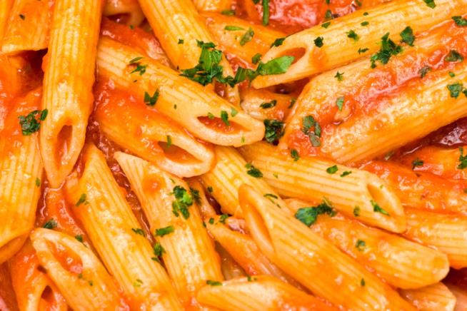 Penne rigate con crema di peperoni Penne rigate con crema di peperoni e prezzemolo