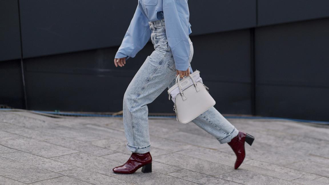 Outfit composto da jeans boyfriend dallo Street Style Milano P/E 2019