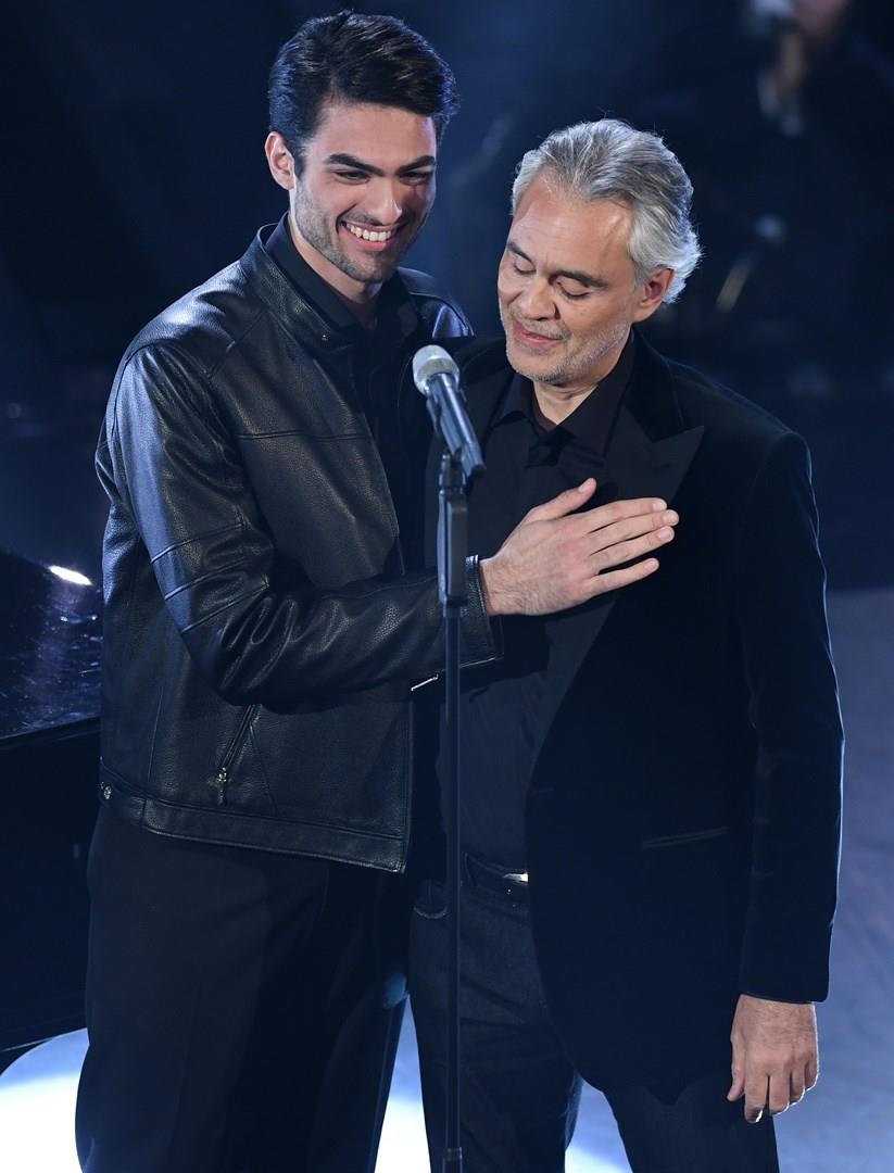 Andrea Bocelli e il figlio Matteo Andrea Bocelli e il figlio Matteo, in nero, in piedi, abbracciati