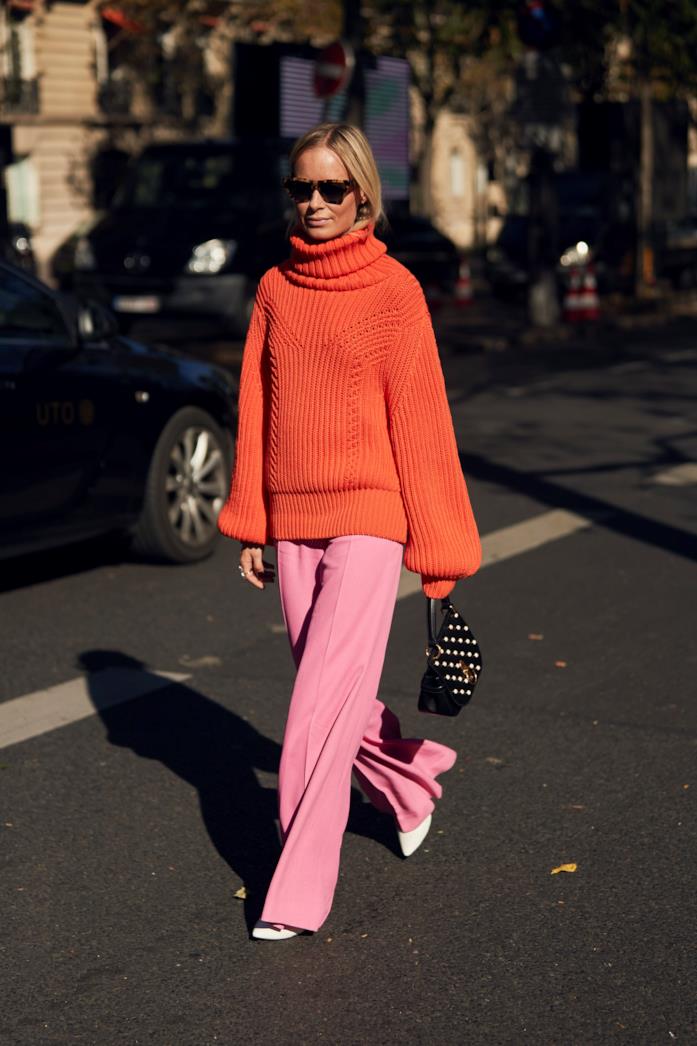 Outfit casual per ufficio Outfit casual per ufficio con maglione rosso e pantaloni palazzo rosa