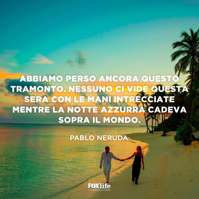 Poesia romantica di Neruda Coppia cammina mano nella mano in riva al mare