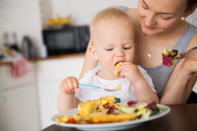 L’importanza dei primi 1000 giorni di vita del bambino Mamma e bambino mangiano sano