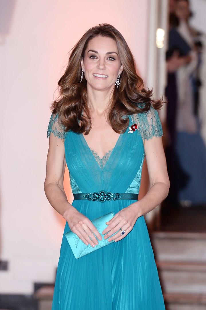 Kate Middleton: cosa c'è nella sua borsa? Kate Middleton con una pochette