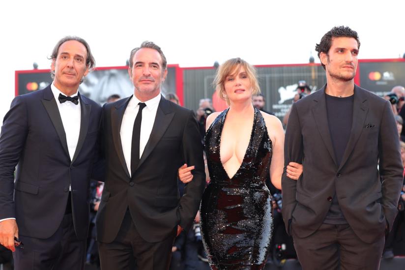 Il cast di J'Accuse Alexandre Desplat, Georges Dujardin, Emmanuelle Seigner e Louis Garrel in piedi, vestiti di nero