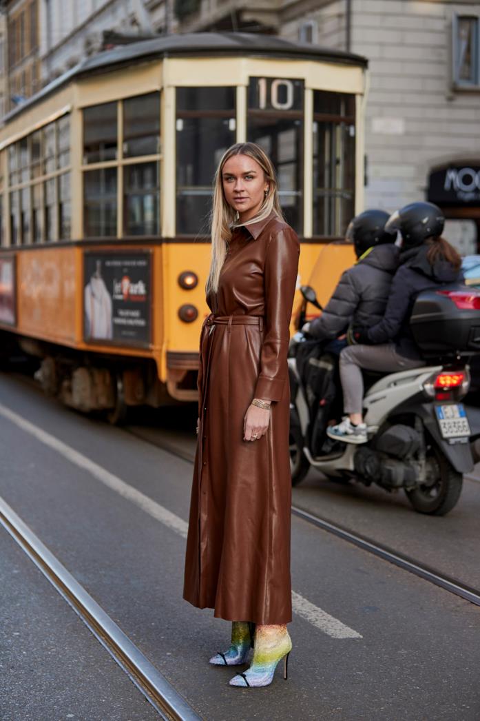 Trench in pelle: i modelli must have dell'autunno 2019 Donna con trench in pelle color tabacco