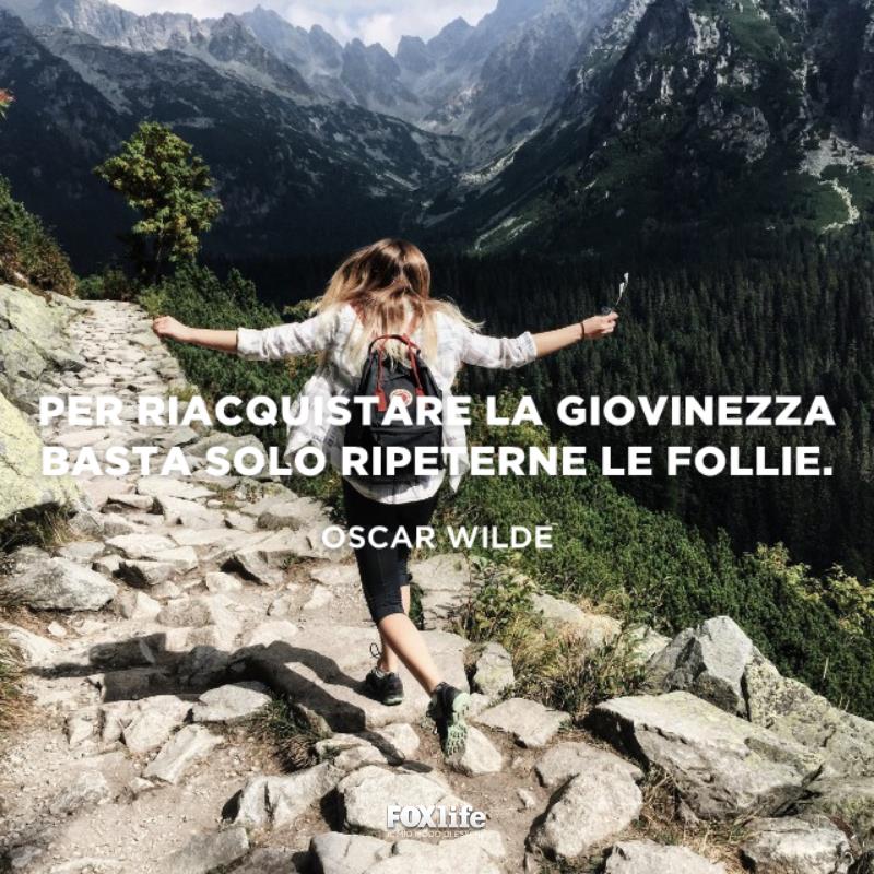 Frasi follie Ragazza cammina sulle rocce