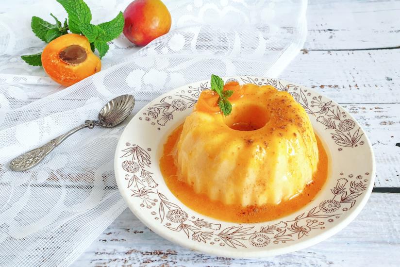 Budino di albicocche Dessert con sciroppo giallo