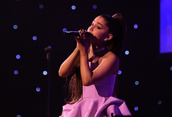 Nella hit parade inglese di fine gennaio Ariana Grande batte ogni record Ariana Grande torna a guidare la hit parade inglese e infrange ogni record con 7 Rings