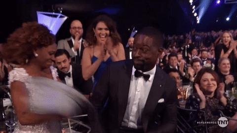 La reazione di Ryan Michelle Bathe alla vittoria di Sterling K. Brown ai SAG Awards Ryan Michelle Bathe bacia il marito ai SAG