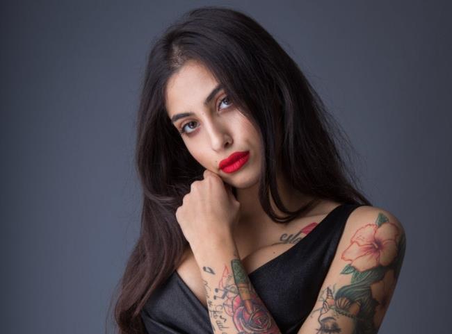 Specchi rotti è il brano con cui la siciliana Alice Caioli è in gara tra la Nuove Proposte di Sanremo 2018 Alice Caioli Sanremo 2018