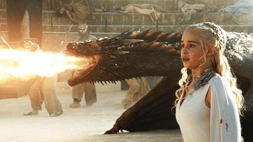 Il Trono di Spade, serie TV ambientata in un mondo medievale Daenerys Targaryen e uno dei suoi draghi