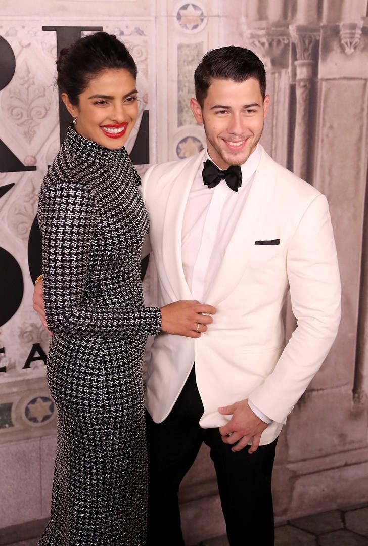 Priyanka Chopra e Nick Jonas posano come Harry e Meghan Priyanka Chopra con Nick Jonas